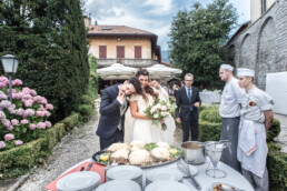 Matrimonio, sposi, marito e moglie, bomboniere, cerimonia, ricevimento, abito, confettata, anelli, promesse, bouquet, taglio torta, brindisi, damigelle, invitati, bacio, ballo, festa nuziale, wedding