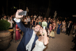 Matrimonio, sposi, marito e moglie, bomboniere, cerimonia, ricevimento, abito, confettata, anelli, promesse, bouquet, taglio torta, brindisi, damigelle, invitati, bacio, ballo, festa nuziale, wedding