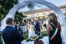 Matrimonio, sposi, marito e moglie, bomboniere, cerimonia, ricevimento, abito, confettata, anelli, promesse, bouquet, taglio torta, brindisi, damigelle, invitati, bacio, ballo, festa nuziale, wedding