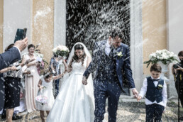 Matrimonio, sposi, marito e moglie, bomboniere, cerimonia, ricevimento, abito, confettata, anelli, promesse, bouquet, taglio torta, brindisi, damigelle, invitati, bacio, ballo, festa nuziale, fotografo, wedding