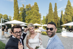 Matrimonio, sposi, marito e moglie, bomboniere, cerimonia, ricevimento, abito, confettata, anelli, promesse, bouquet, taglio torta, brindisi, damigelle, invitati, bacio, ballo, festa nuziale, fotografo, wedding