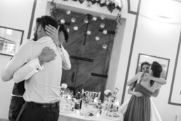 Matrimonio, sposi, marito e moglie, bomboniere, cerimonia, ricevimento, abito, confettata, anelli, promesse, bouquet, taglio torta, brindisi, damigelle, invitati, bacio, ballo, festa nuziale, fotografo, wedding