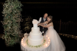 Matrimonio, sposi, marito e moglie, bomboniere, cerimonia, ricevimento, abito, confettata, anelli, promesse, bouquet, taglio torta, brindisi, damigelle, invitati, bacio, ballo, festa nuziale, fotografo, wedding